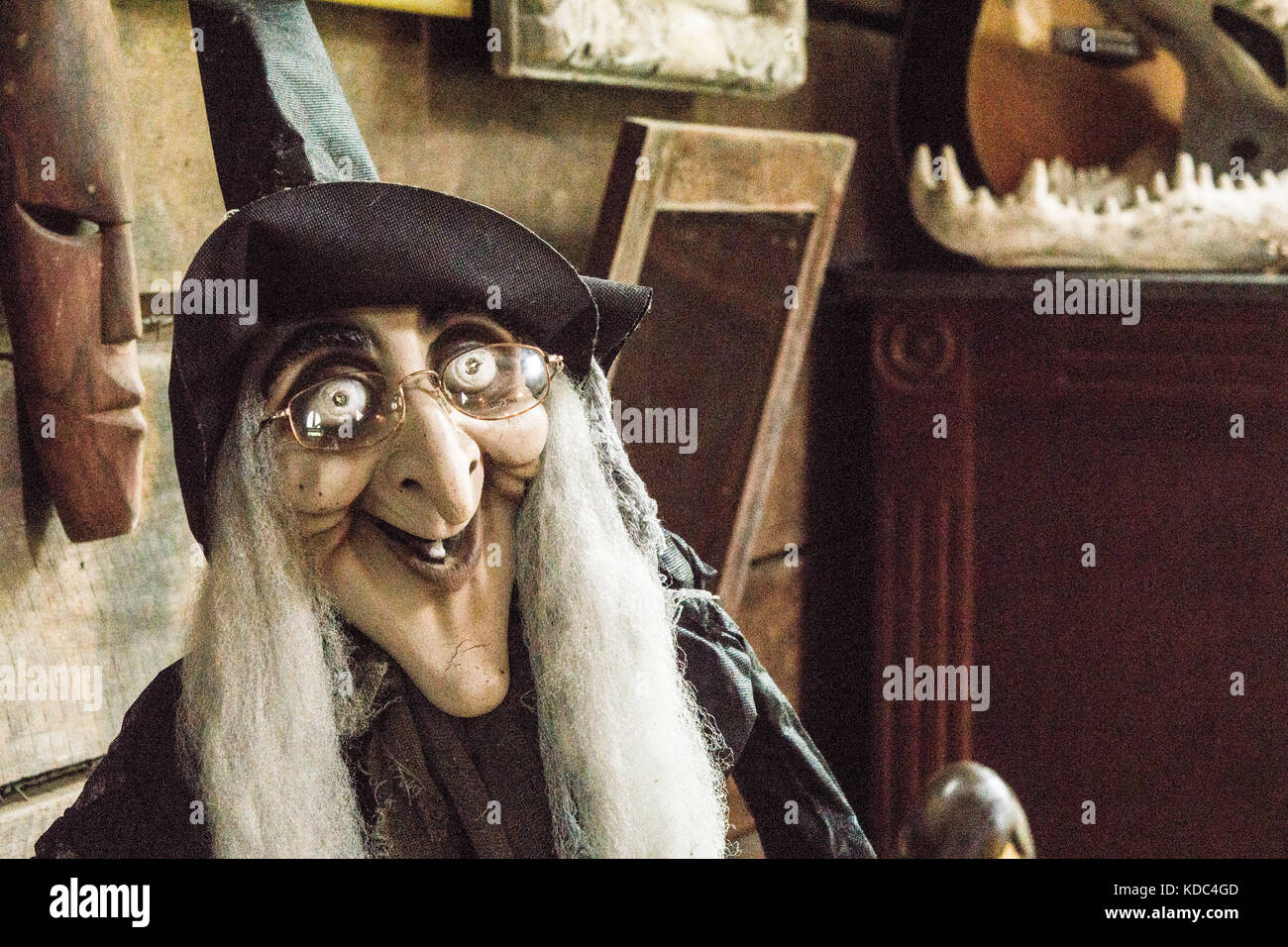 Witch puppet Banque de photographies et d'images à haute résolution - Alamy