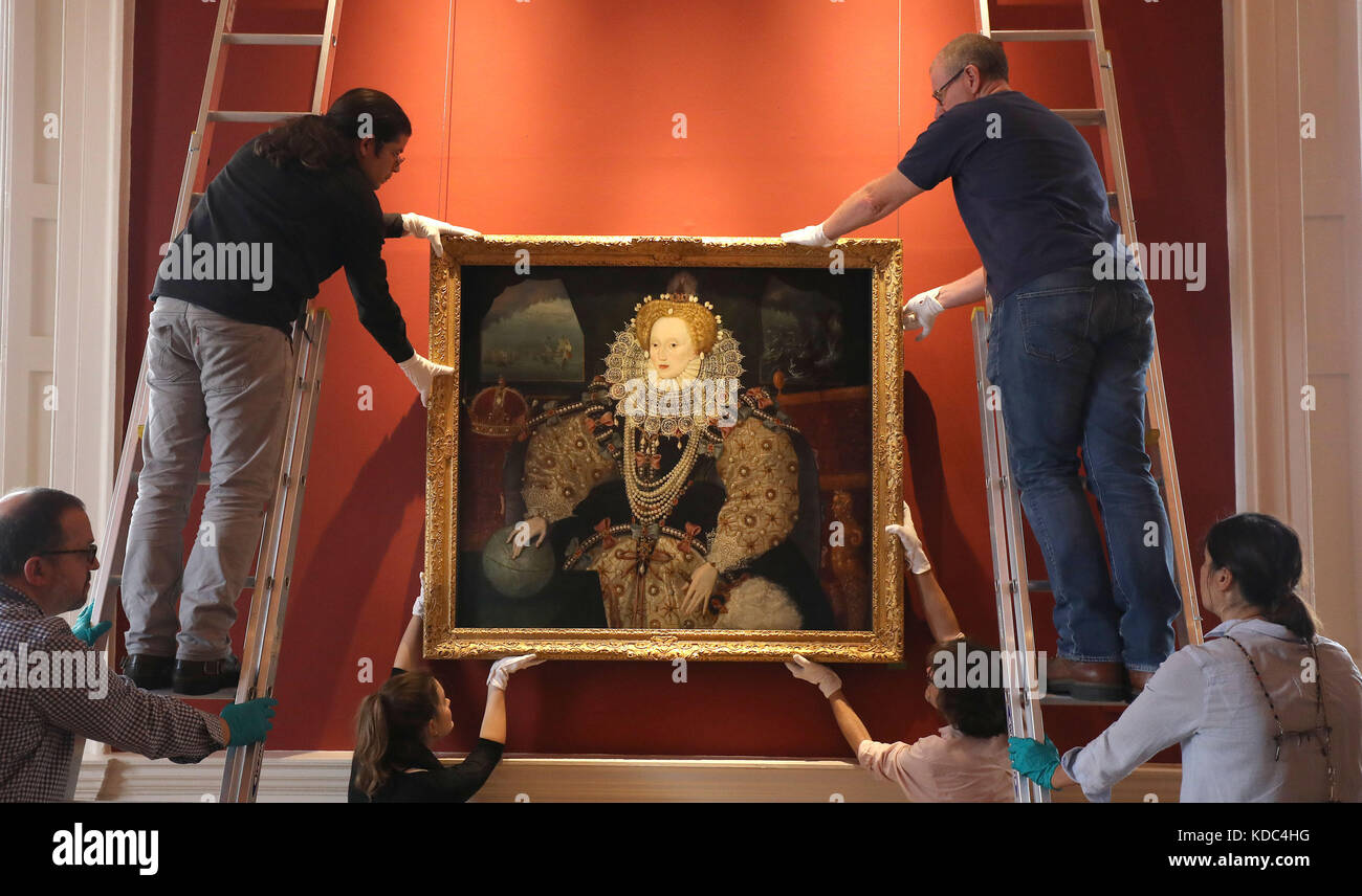 Réinstallez les gestionnaires d'art portrait d'armada elizabeth i dans le Queen's house, royal museums Greenwich, Londres, à la suite de travaux de conservation. Banque D'Images