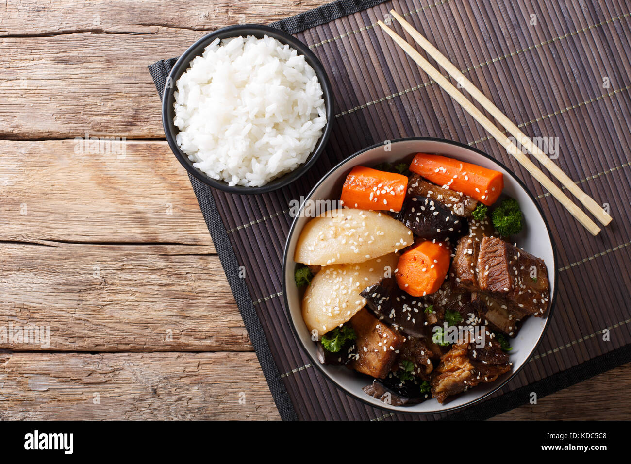 Boeuf en ragoût coréen côtes courtes avec légumes et riz garnir close-up sur la table supérieure horizontale. Vue de dessus Banque D'Images