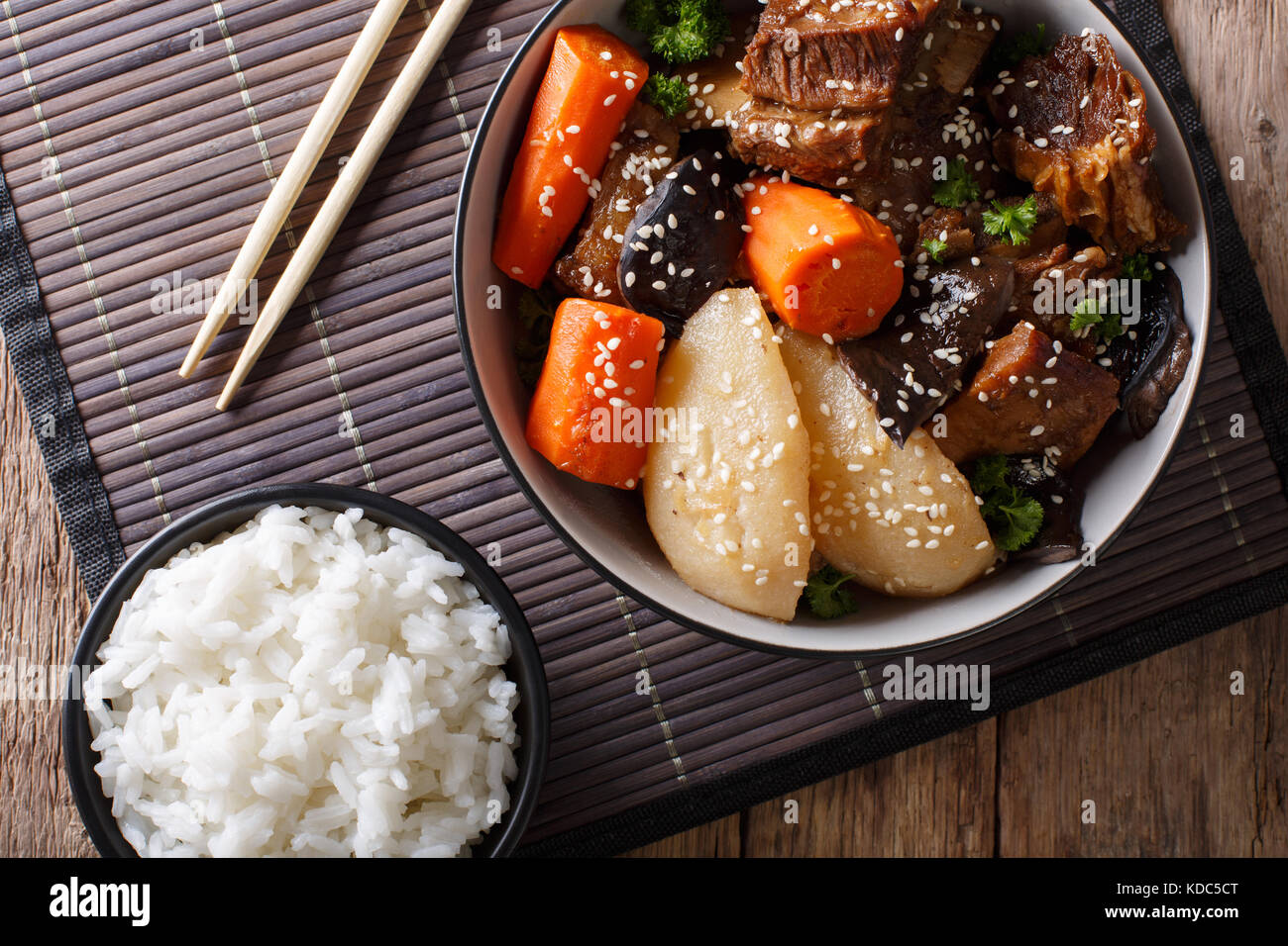 Jjim galbi bœuf braisé coréen côtes courtes avec du riz sur la table. haut horizontale Vue de dessus Banque D'Images