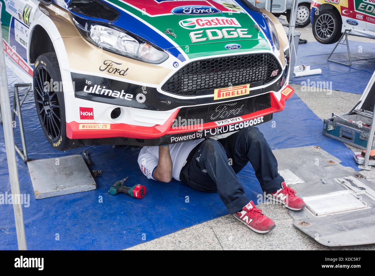 Mécanicien de rallye sous voiture au rallye Gran Canaria. Banque D'Images