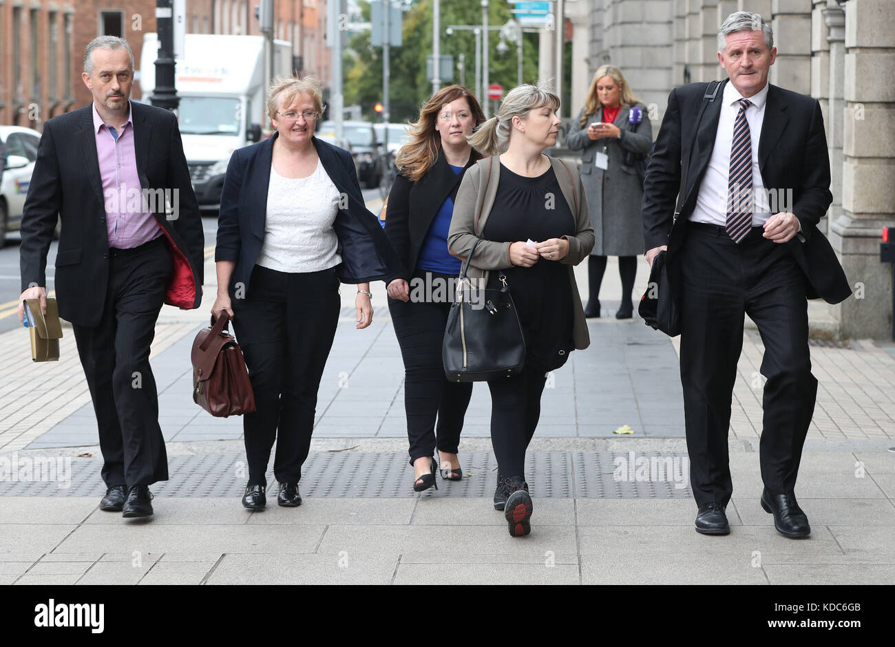 (Gauche-droite) Thomas Ryan, Helen Grogan, Niamh Byrne, Hazel Melbourne et Padraig Kissane arrivent à Leinster House à Dublin pour témoigner pendant la commission des finances d'Oireachtas. Banque D'Images