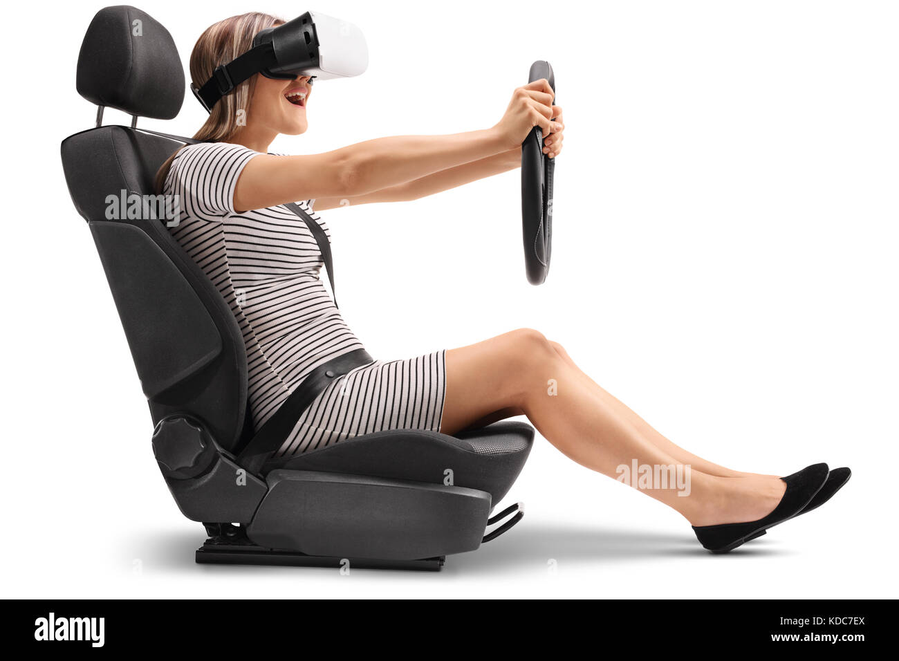 Femme avec un casque vr assis dans un siège de voiture et tenant un volant isolé sur fond blanc Banque D'Images
