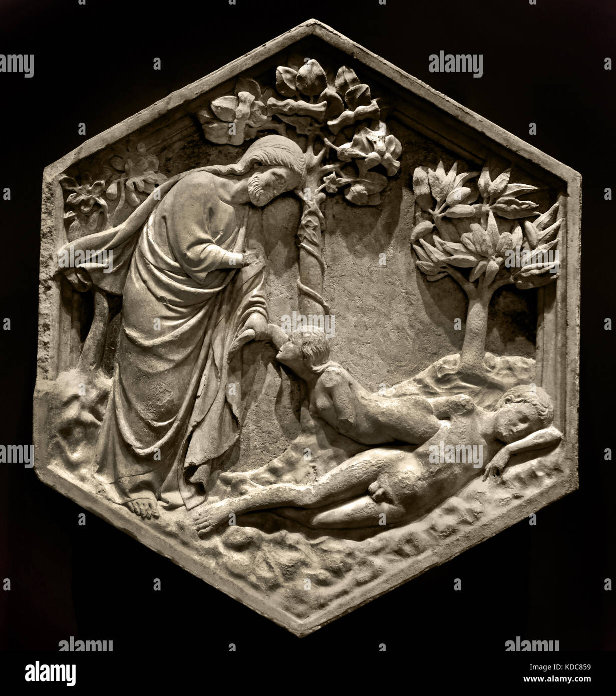 Création d'Adam : Andrea Pisano, 1334-36. Pisano 1290 - 1348 est l'architecte et sculpteur atelier a commencé à propos de 1336 avec les reliefs pour le Campanile ( la Cattedrale di Santa Maria del Fiore de Florence )1336 Florence Italie ( Museo dell' Opera del Duomo ) Banque D'Images
