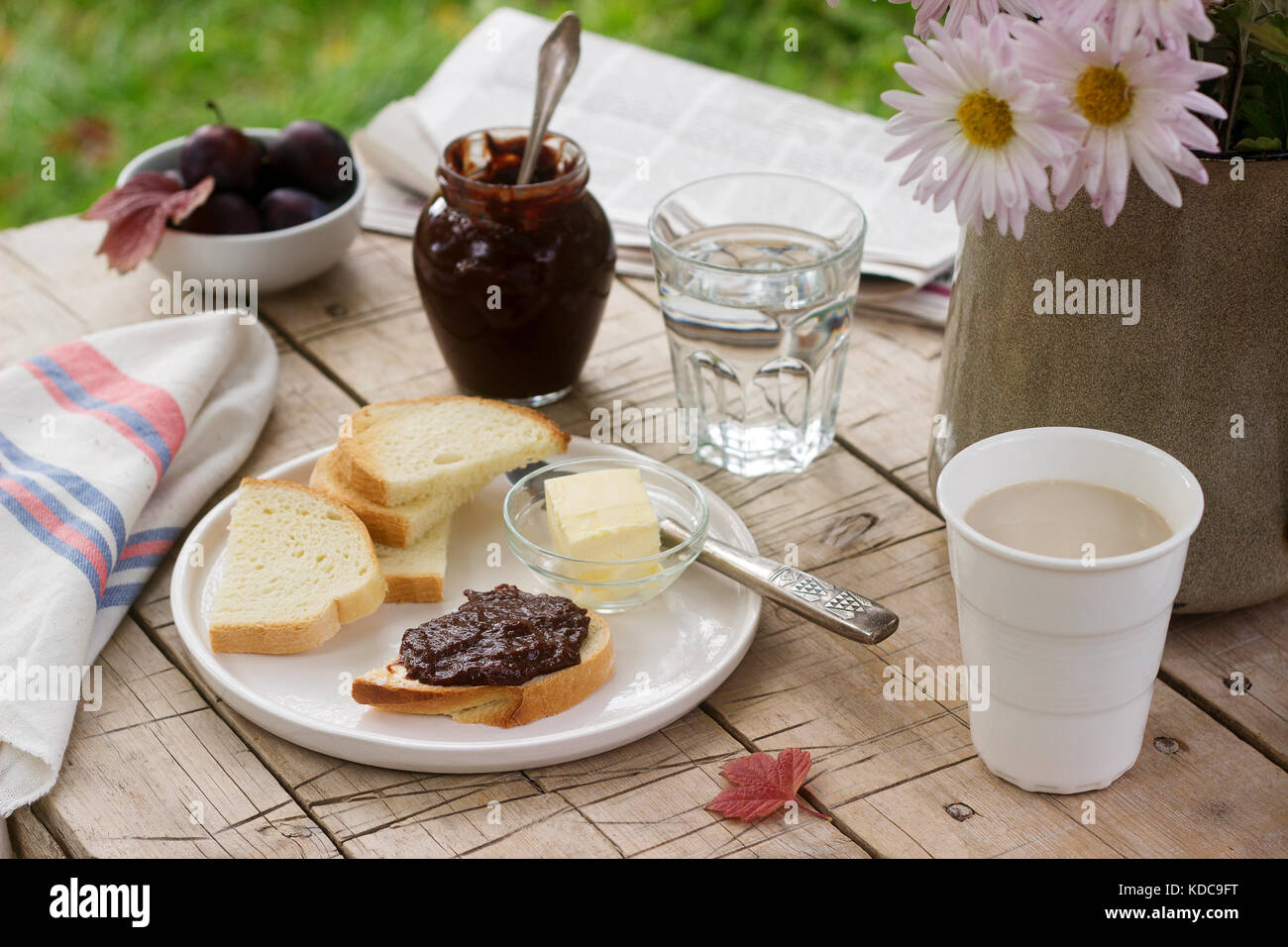 Toasts avec confiture de prunes et de cacao. petit-déjeuner dans le jardin. style rustique, selective focus. Banque D'Images