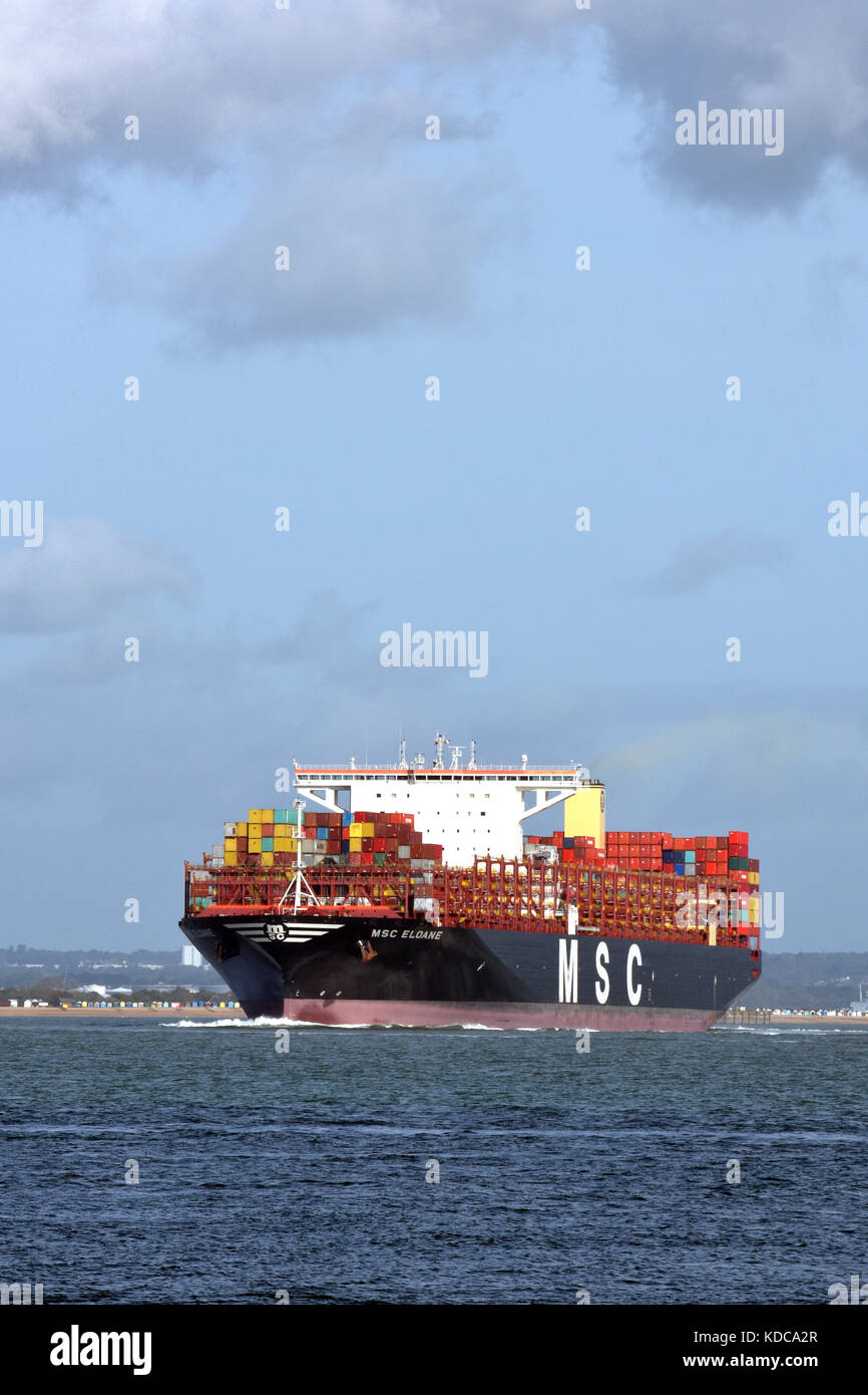 Un grand navire approche du port de Southampton docks dans le Solent au large de Cowes sur l'île de Wight. Banque D'Images