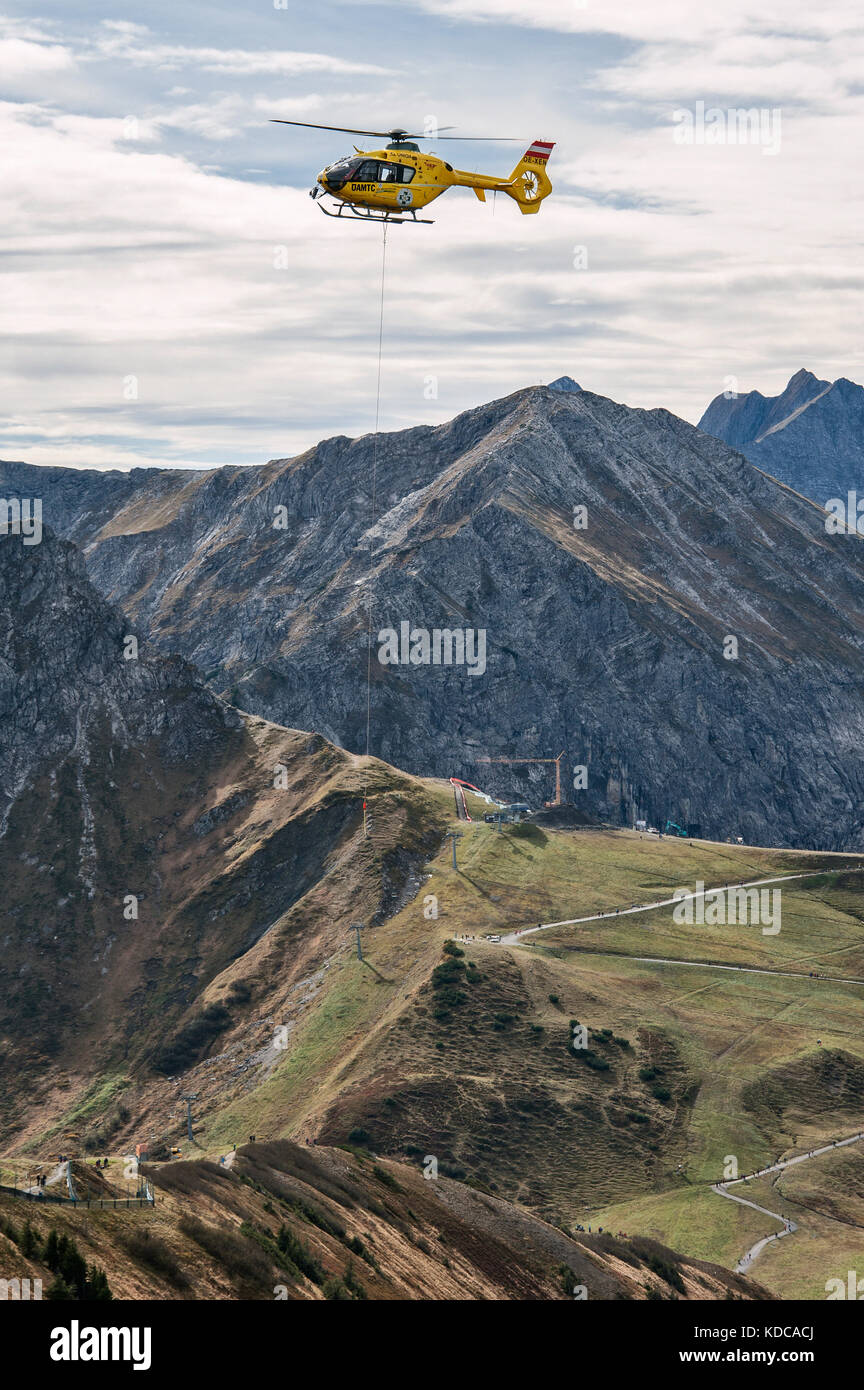Sauvetage en montagne par hélicoptère sur la crête de Fellhorn à Kleinwalsertal (vallée de Little Walser)/Vorarlberg. Banque D'Images