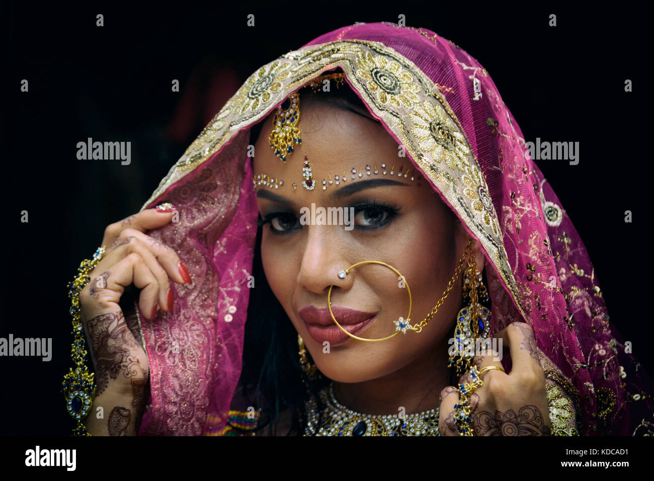 Belle Jeune Fille indienne femme hindoue modèle avec kundan bijoux Photo  Stock - Alamy