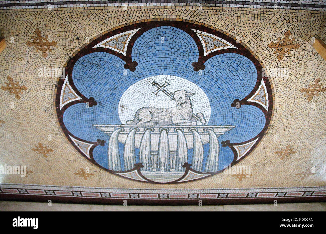 Sol de mosaïque à la cathédrale catholique romaine de Salford St Jean l'Évangéliste dans le Grand Manchester Banque D'Images