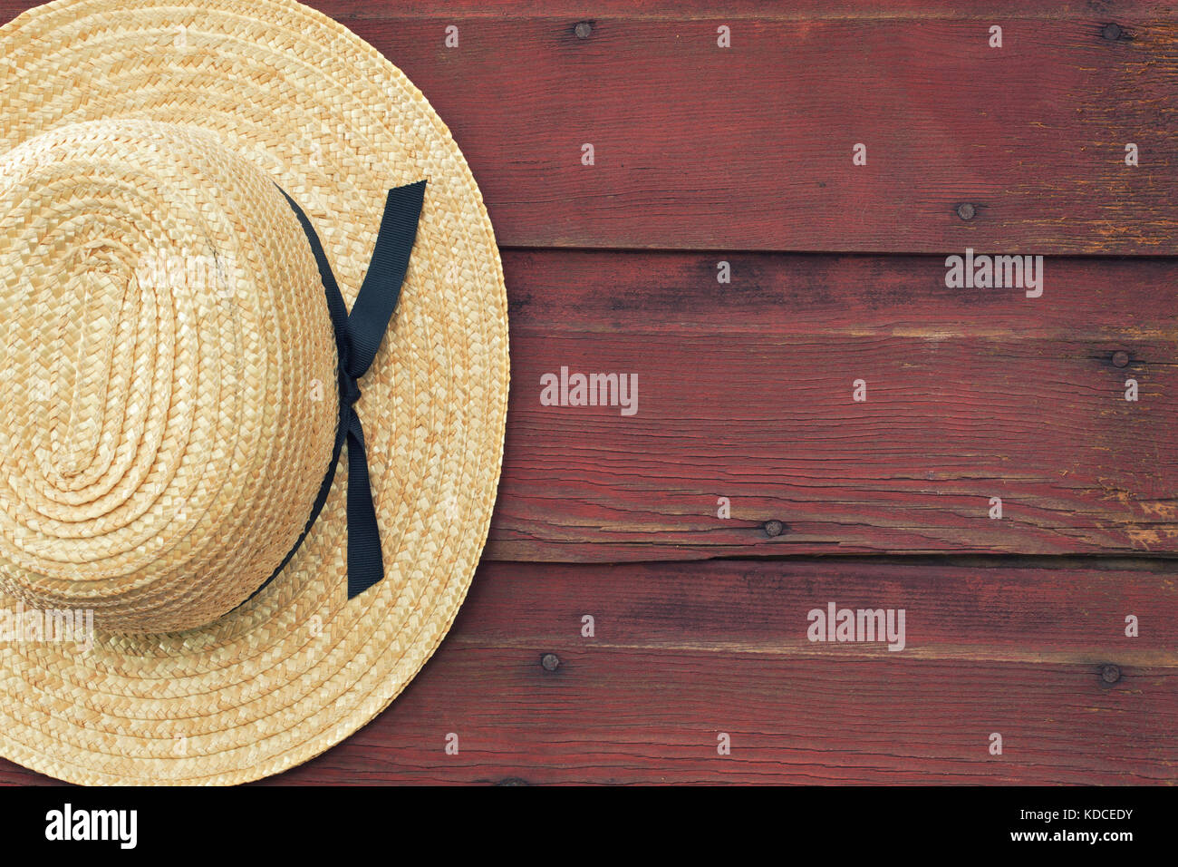 Un chapeau de paille d'homme amish est suspendu à une porte de grange en  bois, rouge Photo Stock - Alamy