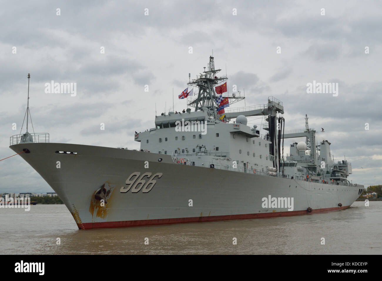 Svitzer remorqueur aider départ du navire de ravitaillement de la Marine chinoise AOR 966 Gaoyouhu PLAN du King George V Lock in London's Royal Docks Banque D'Images
