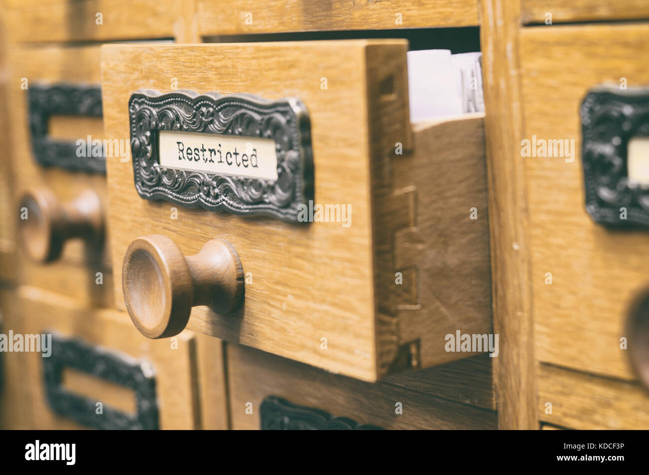 La carte archives anciens en bois , catalogue Catalogue fichier fort, base de données, index , Bibliothèque et archives concept. Banque D'Images
