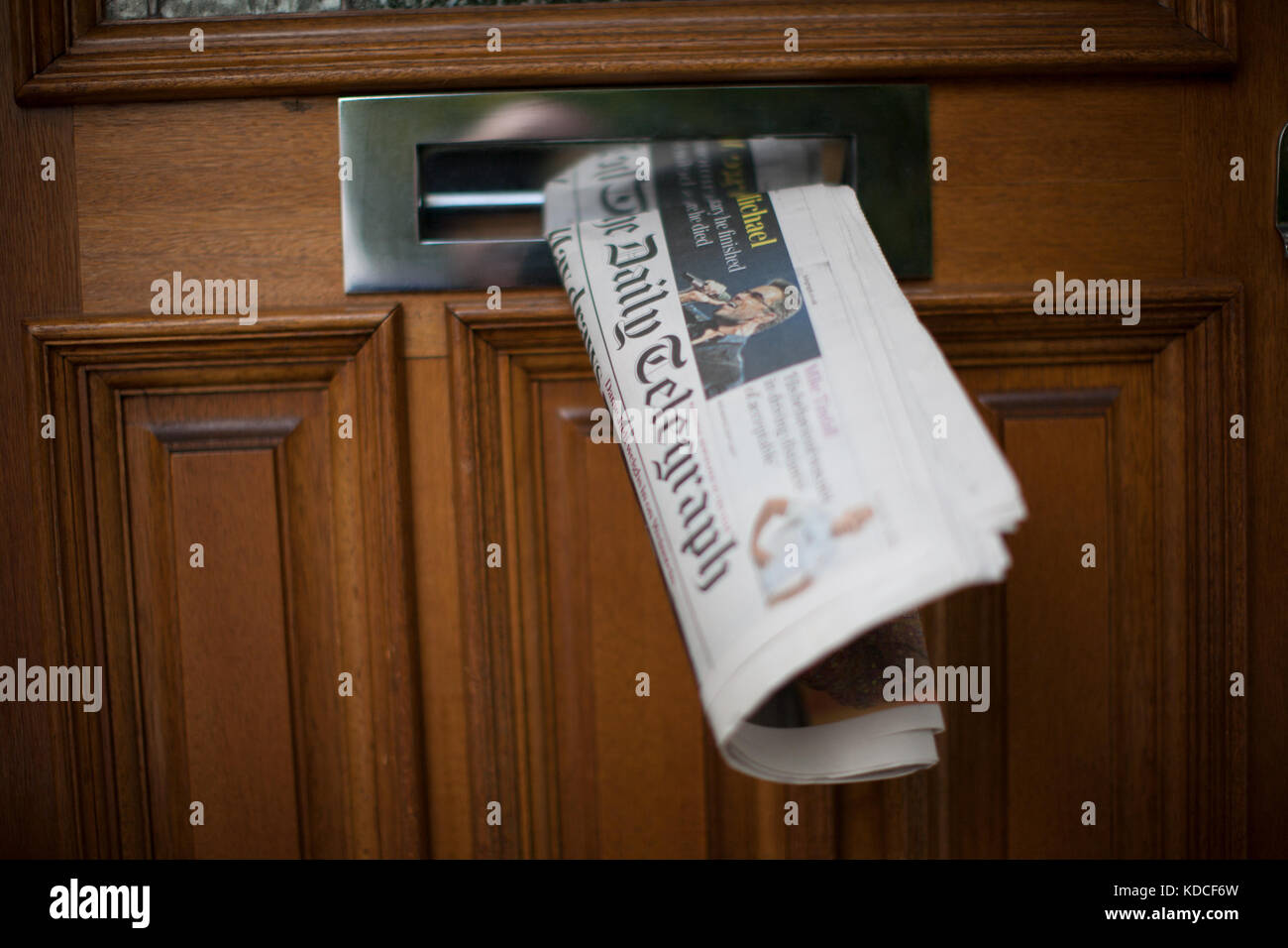 Le Daily Telegraph, journal quotidien d'être affecté par la porte avant de letterbox Banque D'Images