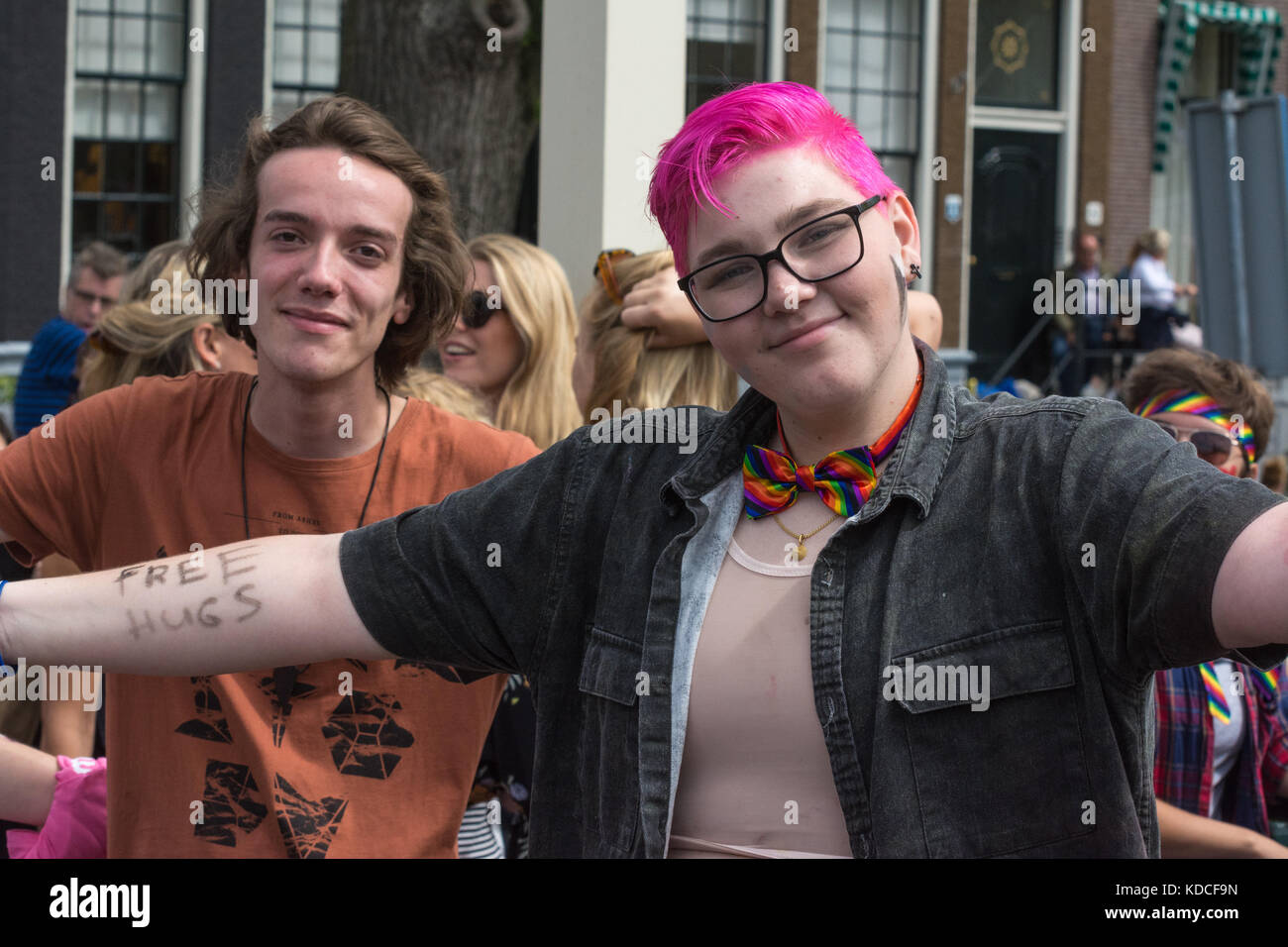 Deux jeunes gens d'embrassades lors d'Amsterdam Gay Pride 2017 Banque D'Images