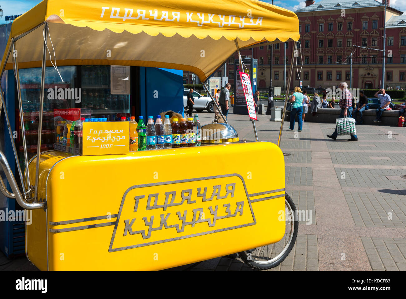 Moscou, Russie - 24 juillet. 2017. Tente pour la vente de maïs chaud près de la gare de Leningrad Banque D'Images