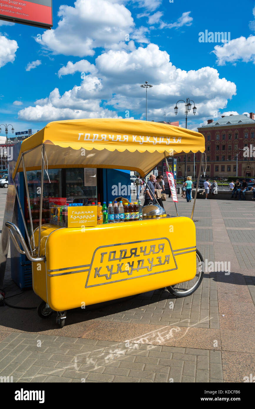 Moscou, Russie - 24 juillet. 2017. Tente pour la vente de maïs chaud près de la gare de Leningrad Banque D'Images