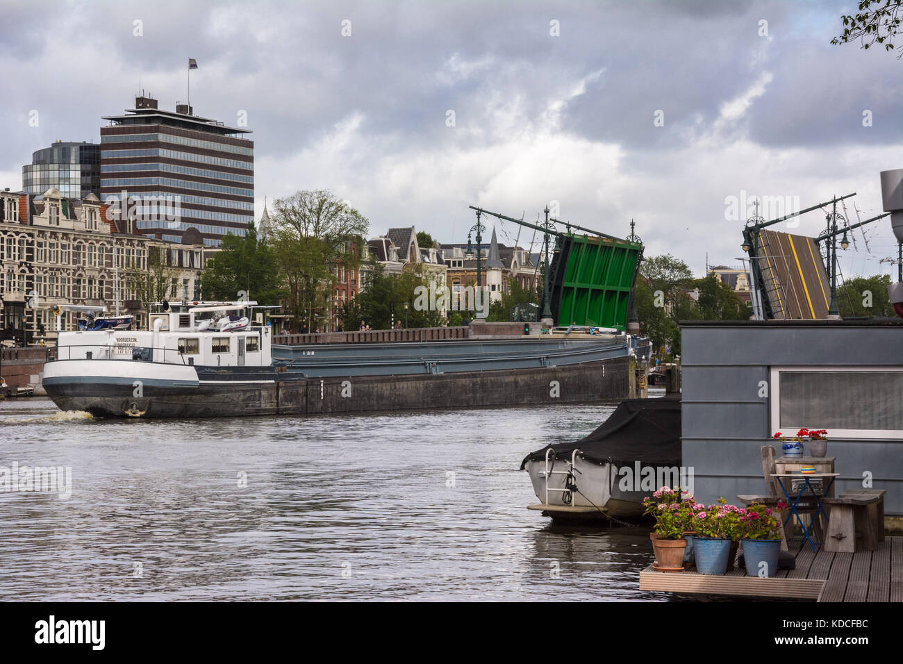 Regalo cargo passe sous la Nieuwe Amstelbrug sur la rivière Amstel, à Amsterdam, Pays-Bas Banque D'Images