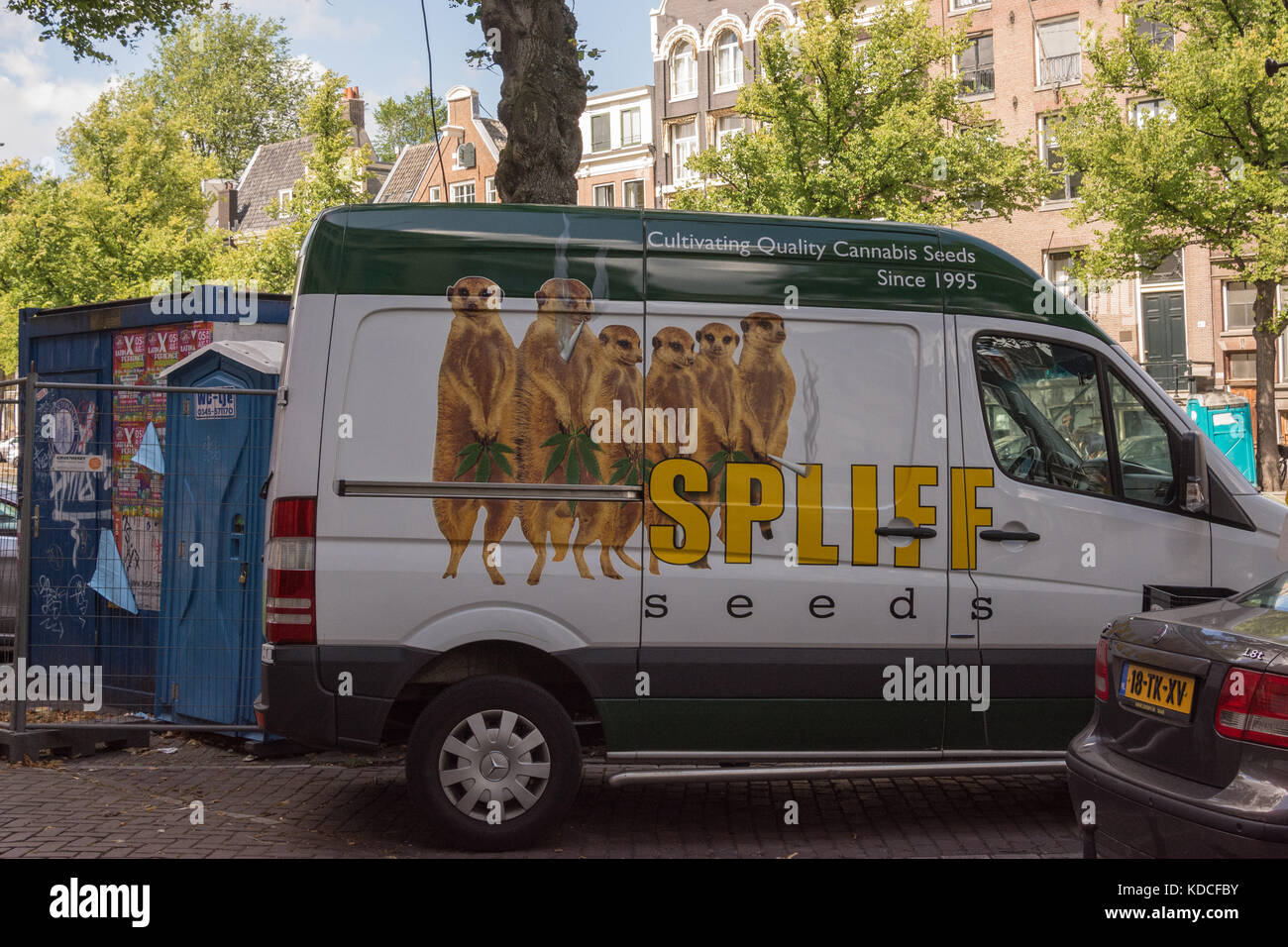Un camion de livraison est stationné sur une rue d'Amsterdam pour affaires d'Amsterdam, qui approvisionne à SPLIFF de cannabis dans la ville par la vente des semences et accessoires Banque D'Images