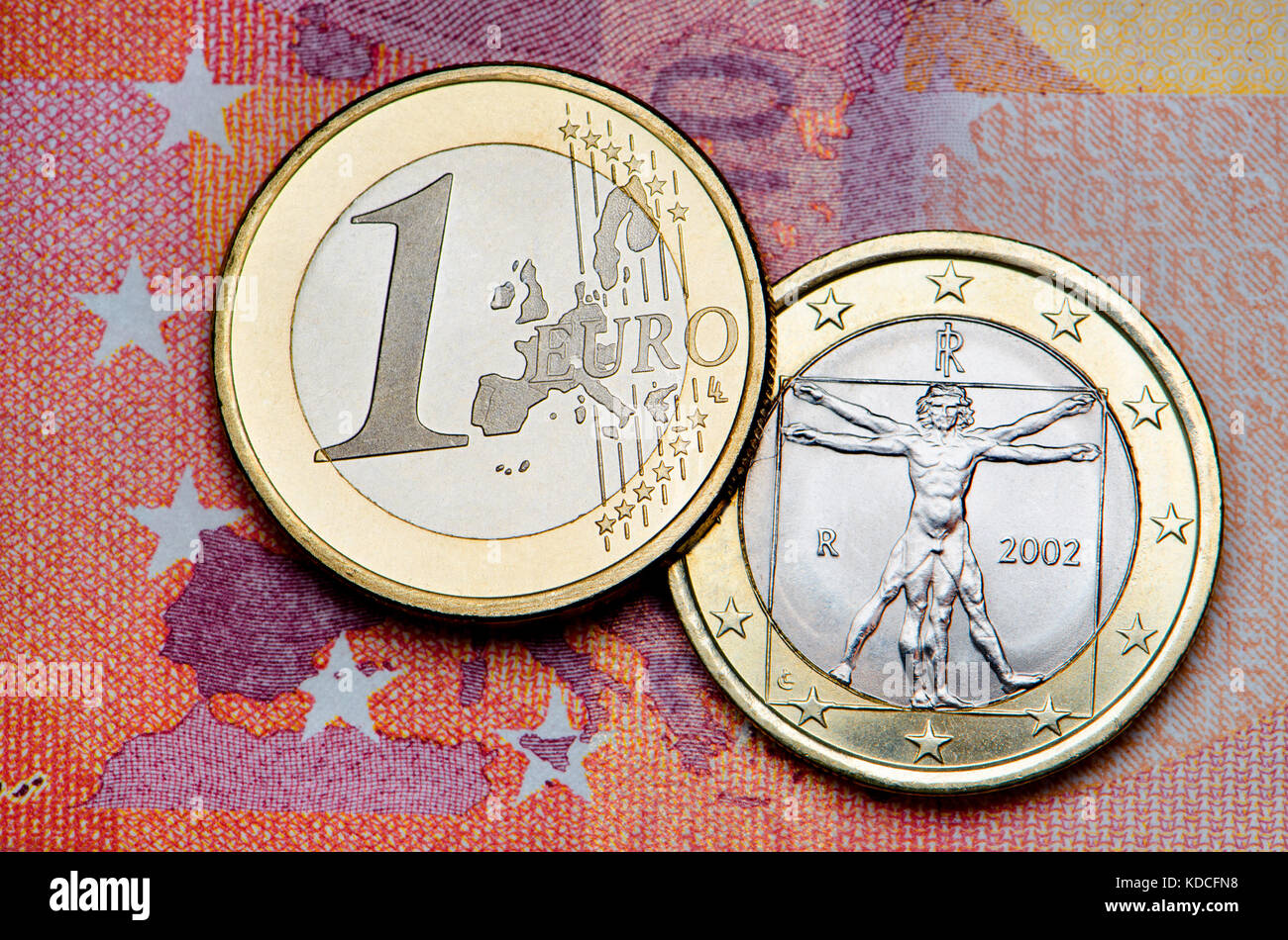 Pièce de 1 Euro italienne sur un 10 Euro note Photo Stock - Alamy