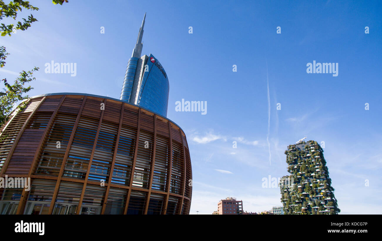 Tour UniCredit et pavillon Unicredit vus de la place Gae Aulenti, les gens marchent. Le plus haut gratte-ciel d'Italie. Banque D'Images