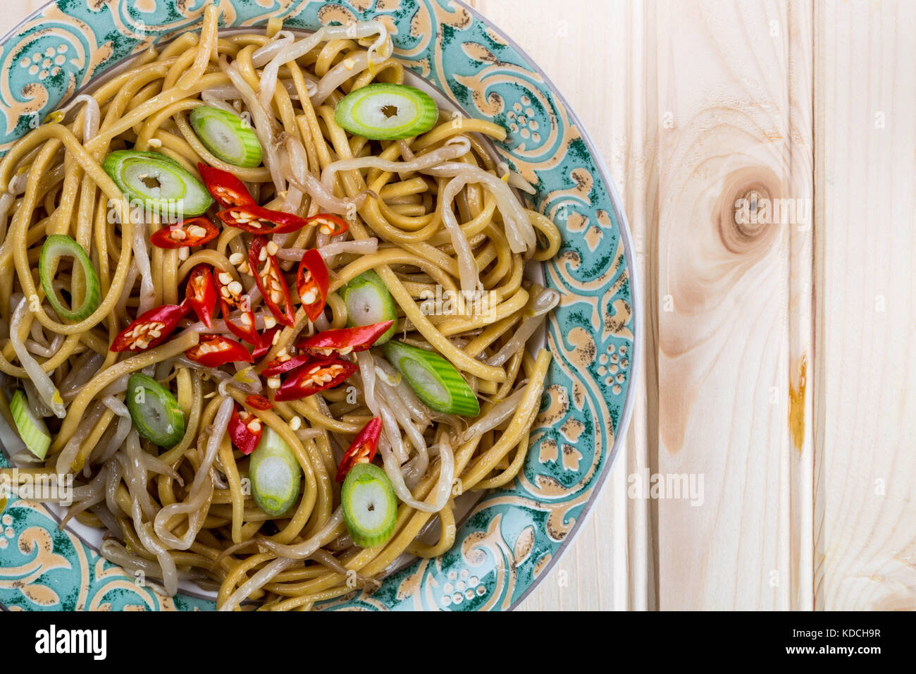 Style chinois nouilles aux oeufs sautées au wok avec des germes et red chili sur un arrière-plan, pin Banque D'Images