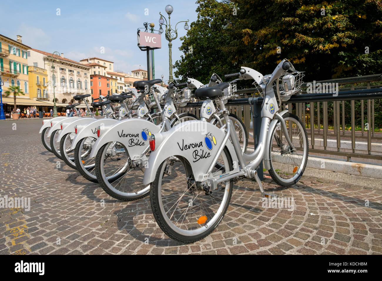 Italie, Vénétie, Vérone. Station de vélo de Vérone, la Piazza Bra. Banque D'Images