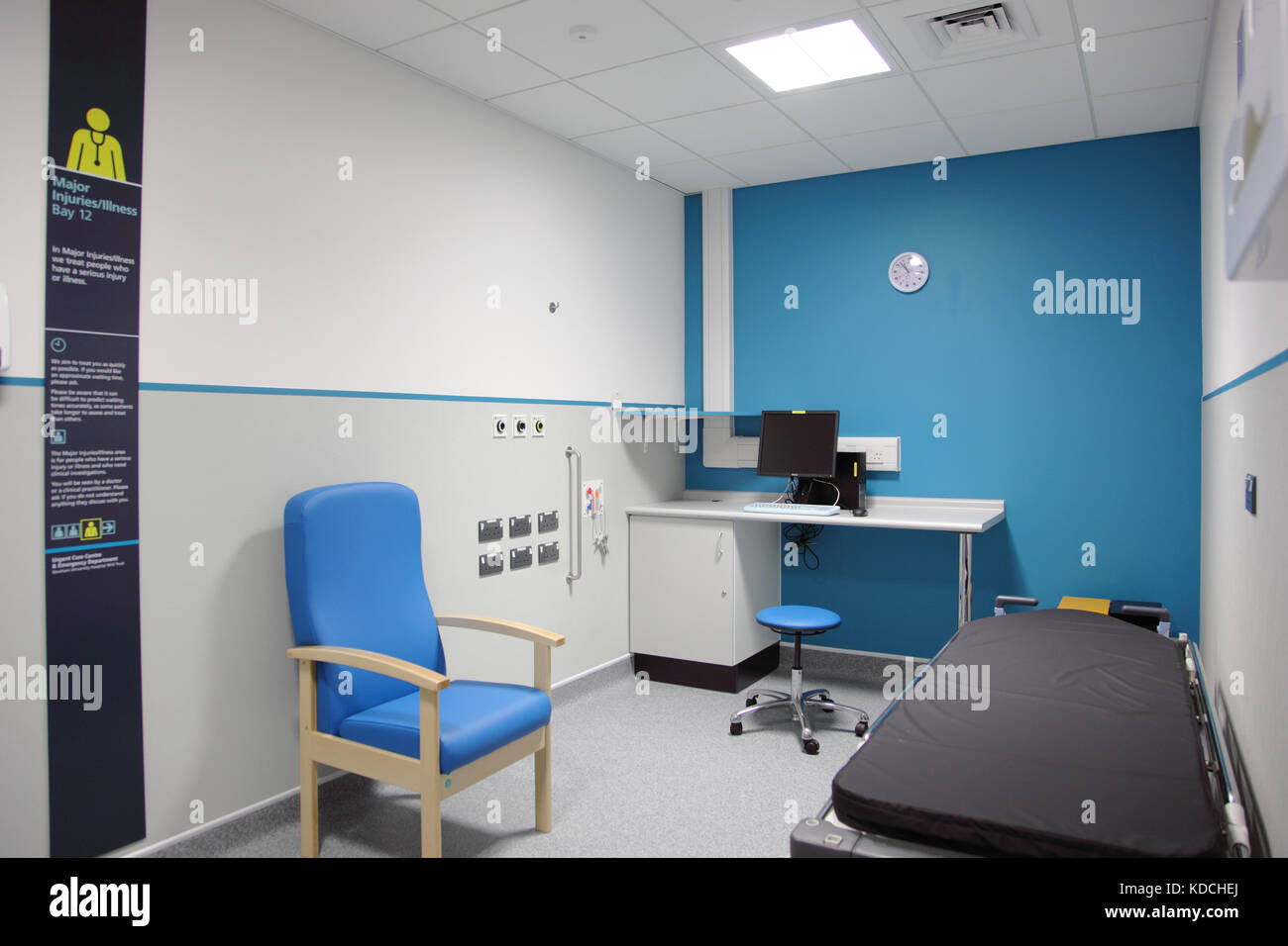 Resus Bay Dans La Nouvelle Unite D Urgence Et D Accident De L Hopital Universitaire De Newham A Londres Royaume Uni Affiche Le Panneau Graphique D Informations A Gauche Photo Stock Alamy