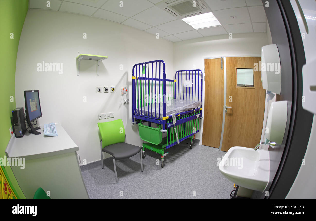 Photo d'une salle de traitement dans une nouvelle unité pédiatrique dans un hôpital de l'est de Londres, au Royaume-Uni. Lit bébé pour enfants en bas âge. Banque D'Images