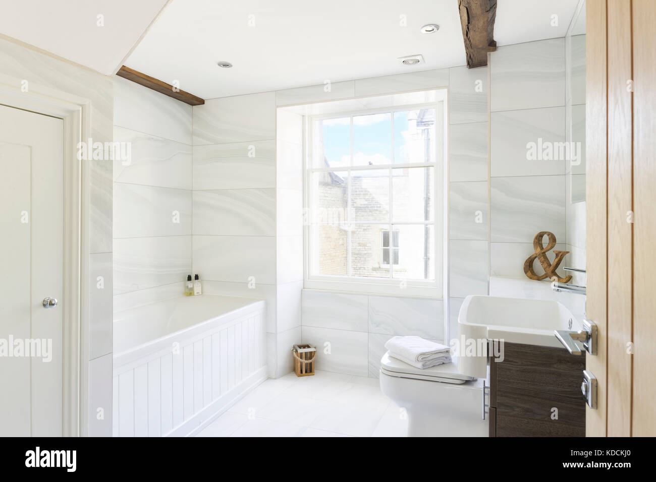Un contemporain, sol carrelé salle de bains refaite dans une période de réaménagement de l'intérieur britannique. Banque D'Images