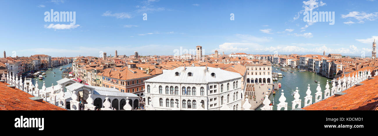 Cousu d'antenne sur le toit panoramique sur le Grand Canal et Venise, Italie avec le haut du pont du Rialto et de Rialto Mercato en premier plan Banque D'Images