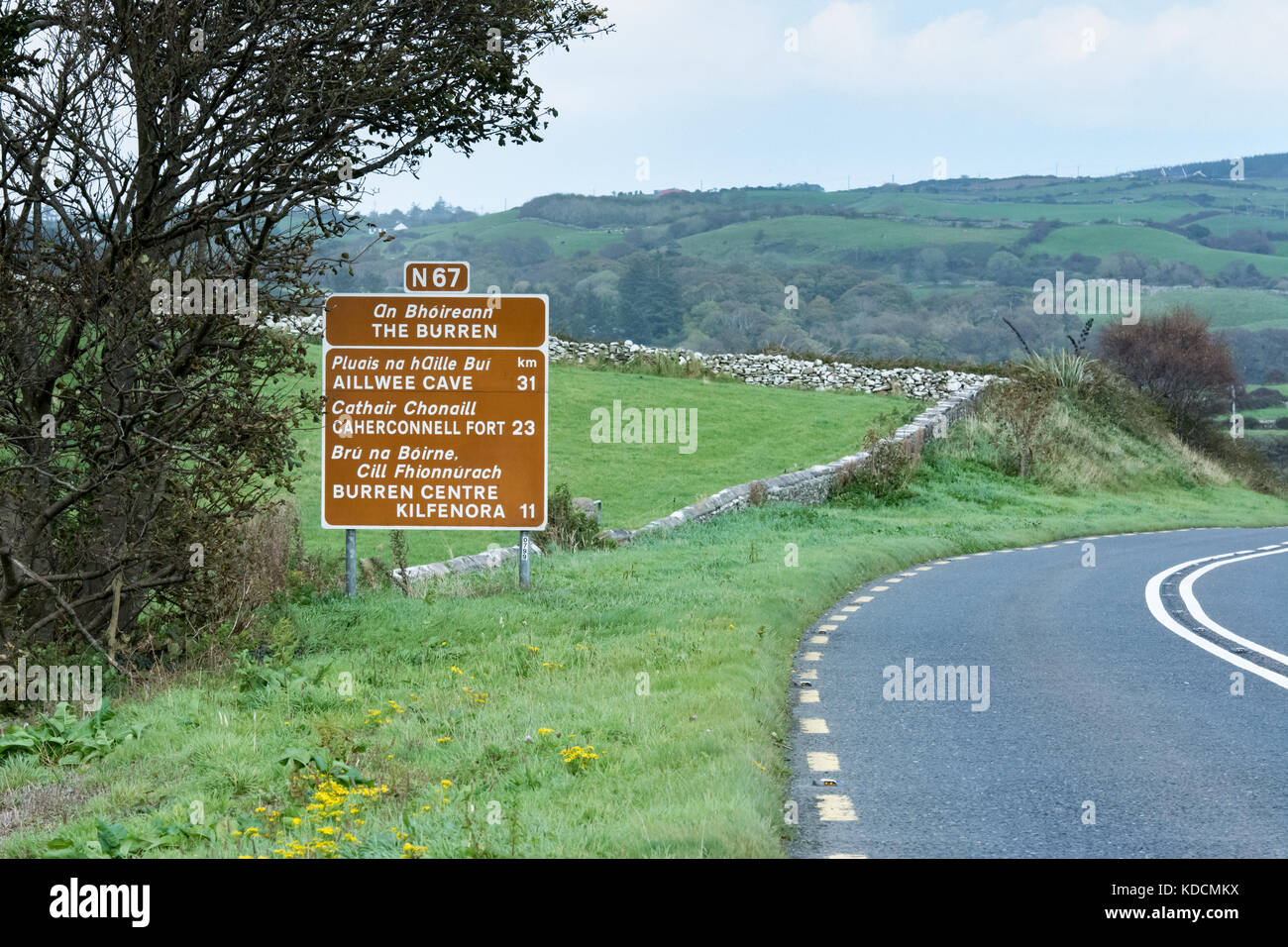 Route à travers le Burren (comté de Clare, Irlande) avec panneau pour diverses destinations touristiques. Banque D'Images