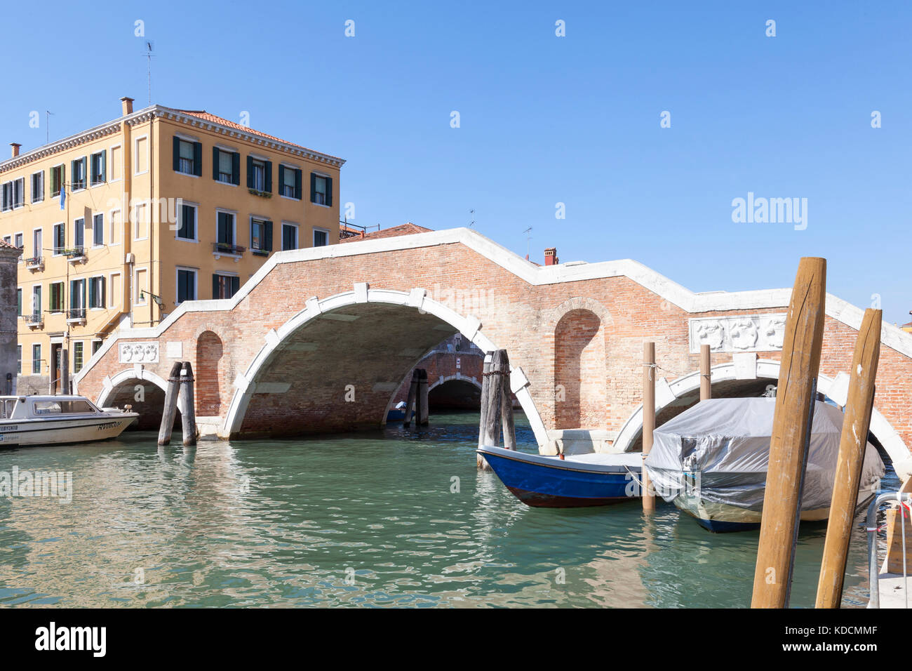 Vue sur la jolie Ponte di Tre Archi, Cannaregio, Venise, Italie enjambant le Rio di Cannaregio canal dans la lumière du soir Banque D'Images