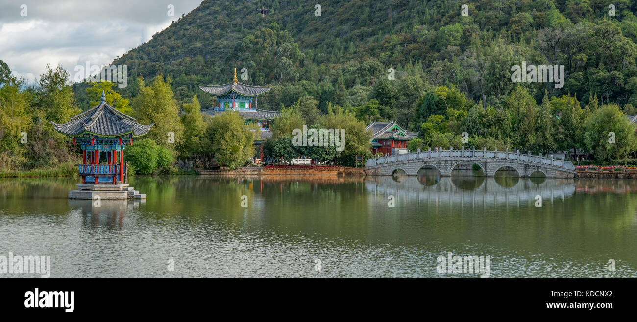 Cinq pont voûté panorama, black dragon pool park, Lijiang, Yunnan, Chine Banque D'Images