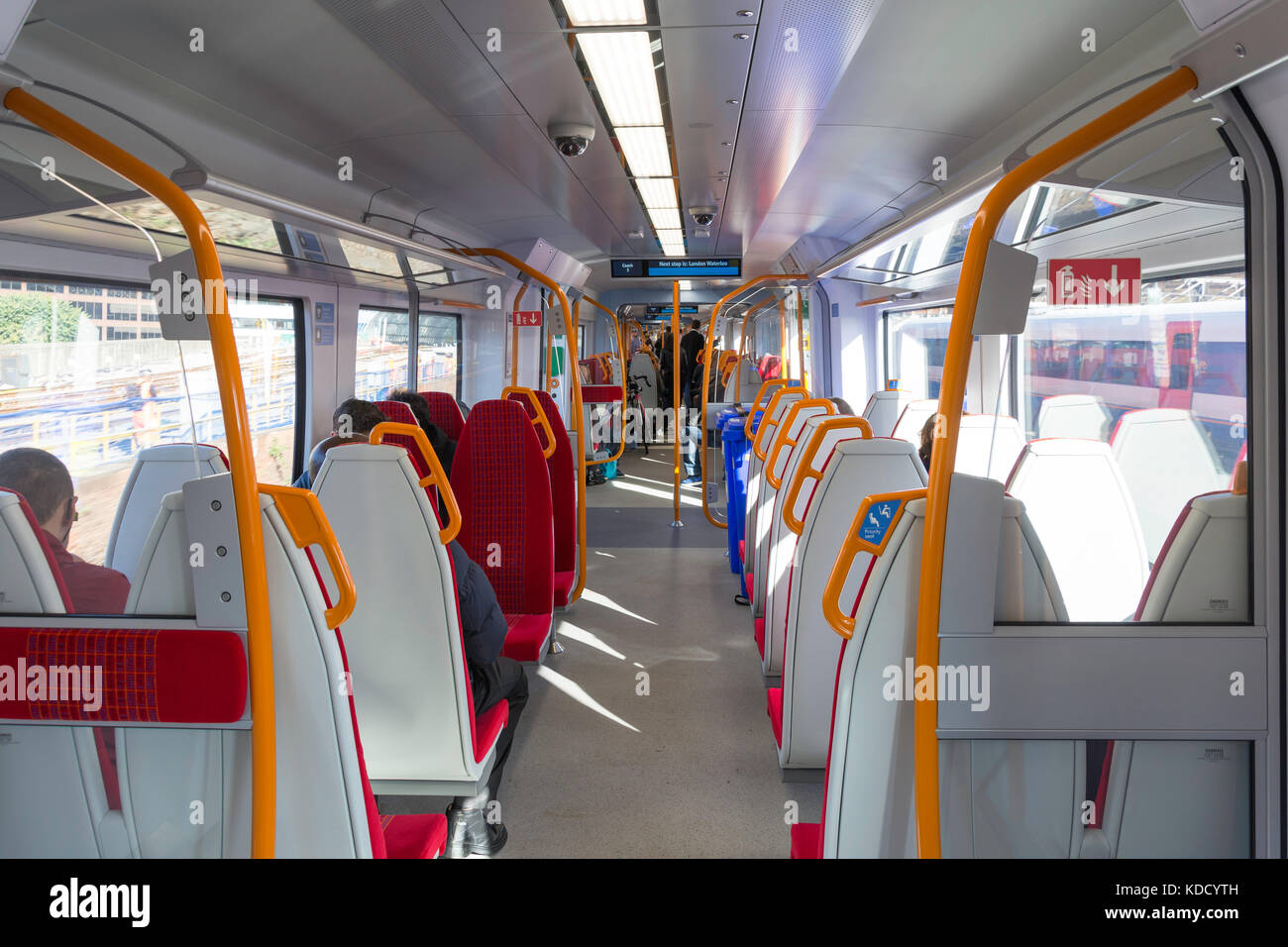 Train sur le train du Sud-Ouest à la gare de Clapham Junction, Battersea, London Borough of Wandsworth, Londres, Angleterre, Royaume-Uni Banque D'Images