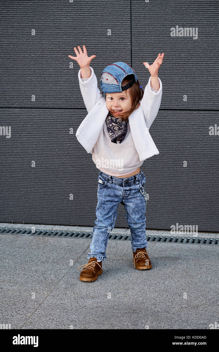 L'enfant modèle le hip-hop.bébé dans une casquette de baseball. Banque D'Images