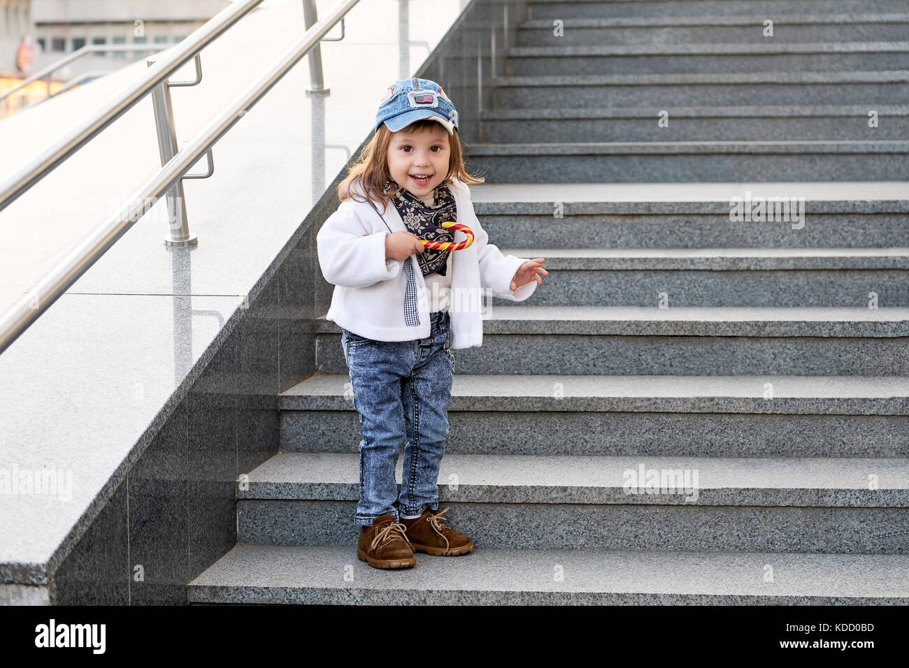 L'enfant modèle le hip-hop.petite fille street fashion jeans vêtements Banque D'Images