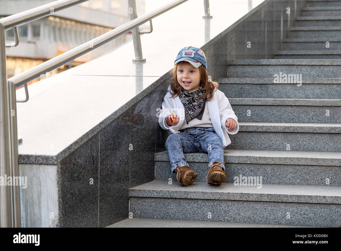 L'enfant modèle le hip-hop.petite fille street fashion jeans vêtements Banque D'Images