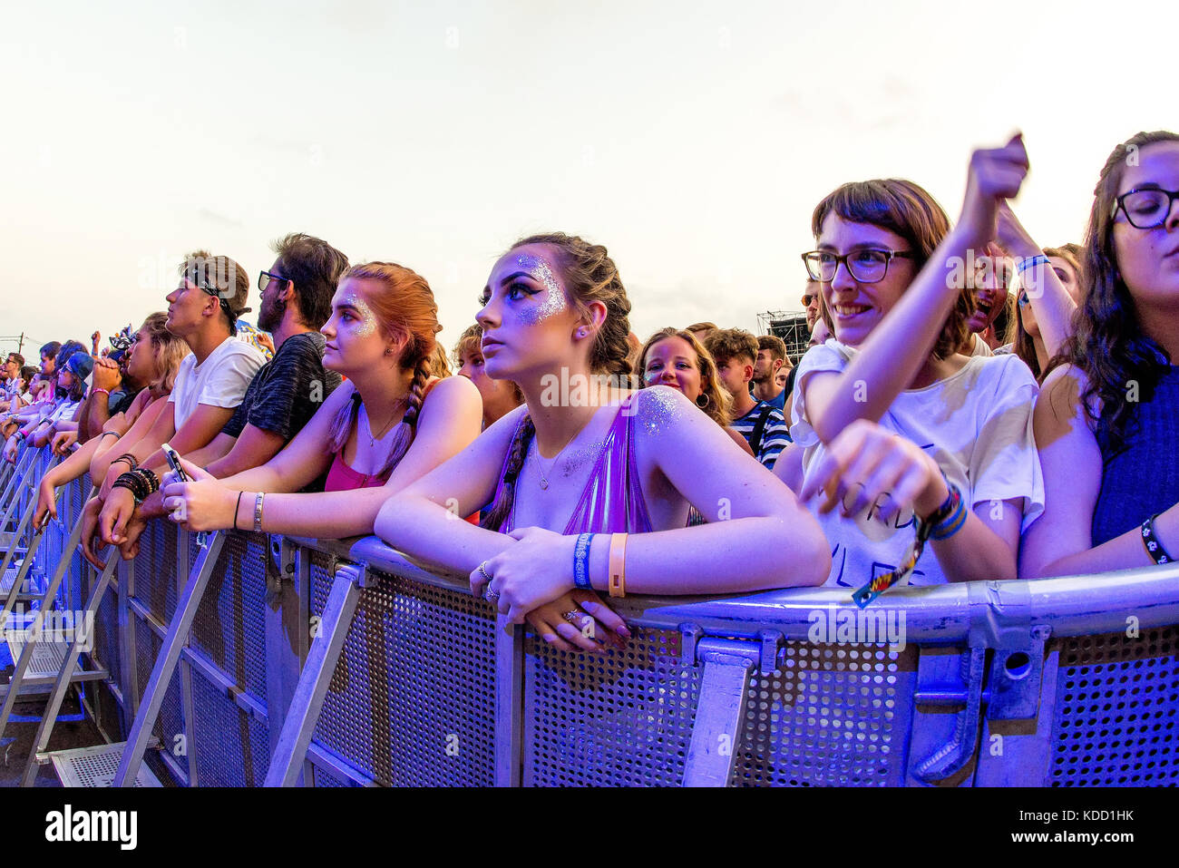 BENICASSIM, ESPAGNE - 13 juil : foule lors d'un concert au Festival de Musique le 13 juillet 2017 à Benicassim, Espagne. Banque D'Images