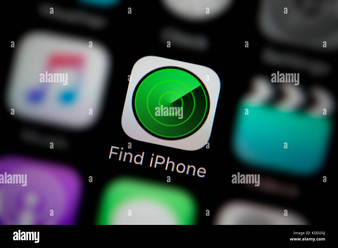 Un gros plan sur le logo représentant l'icône de l'app Localiser mon iPhone, comme on le voit sur l'écran d'un téléphone intelligent (usage éditorial uniquement) Banque D'Images