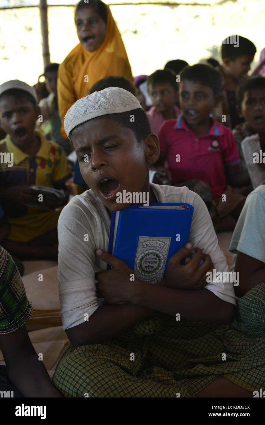 Les enfants apprennent des Rohingyas le Qur'an dans une madrasa à l'balukhali camp de fortune à Cox's bazar, le Bangladesh le 10 octobre 2017. Banque D'Images