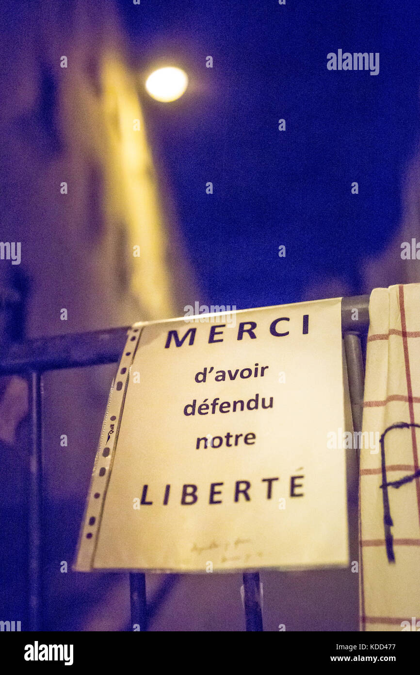 Hommage aux victimes de meurtre Charlie Hebdo à Paris le 7 janvier 2015 : merci merci pour notre liberté Banque D'Images