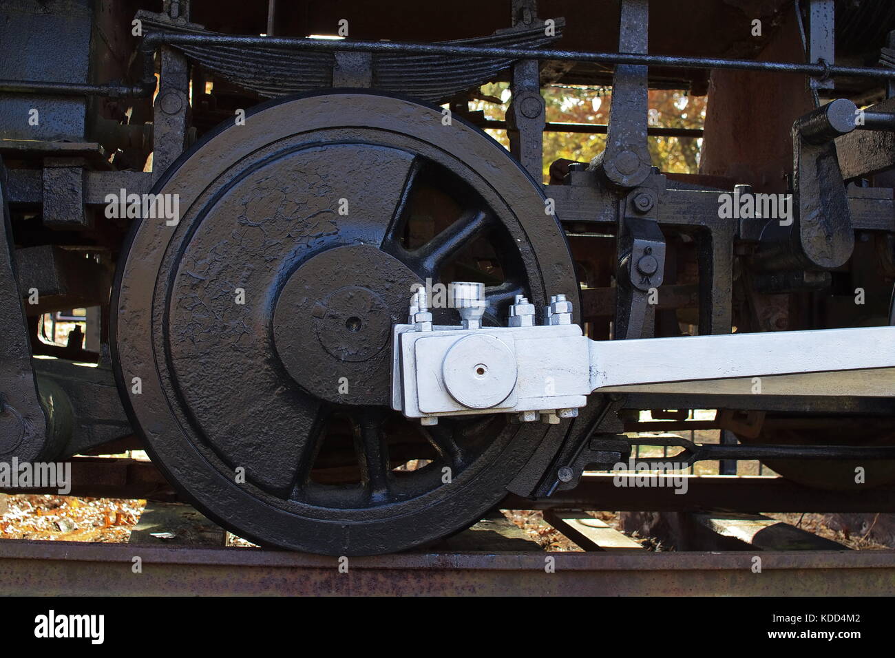 Roue noire d'un moteur de locomotive Banque D'Images