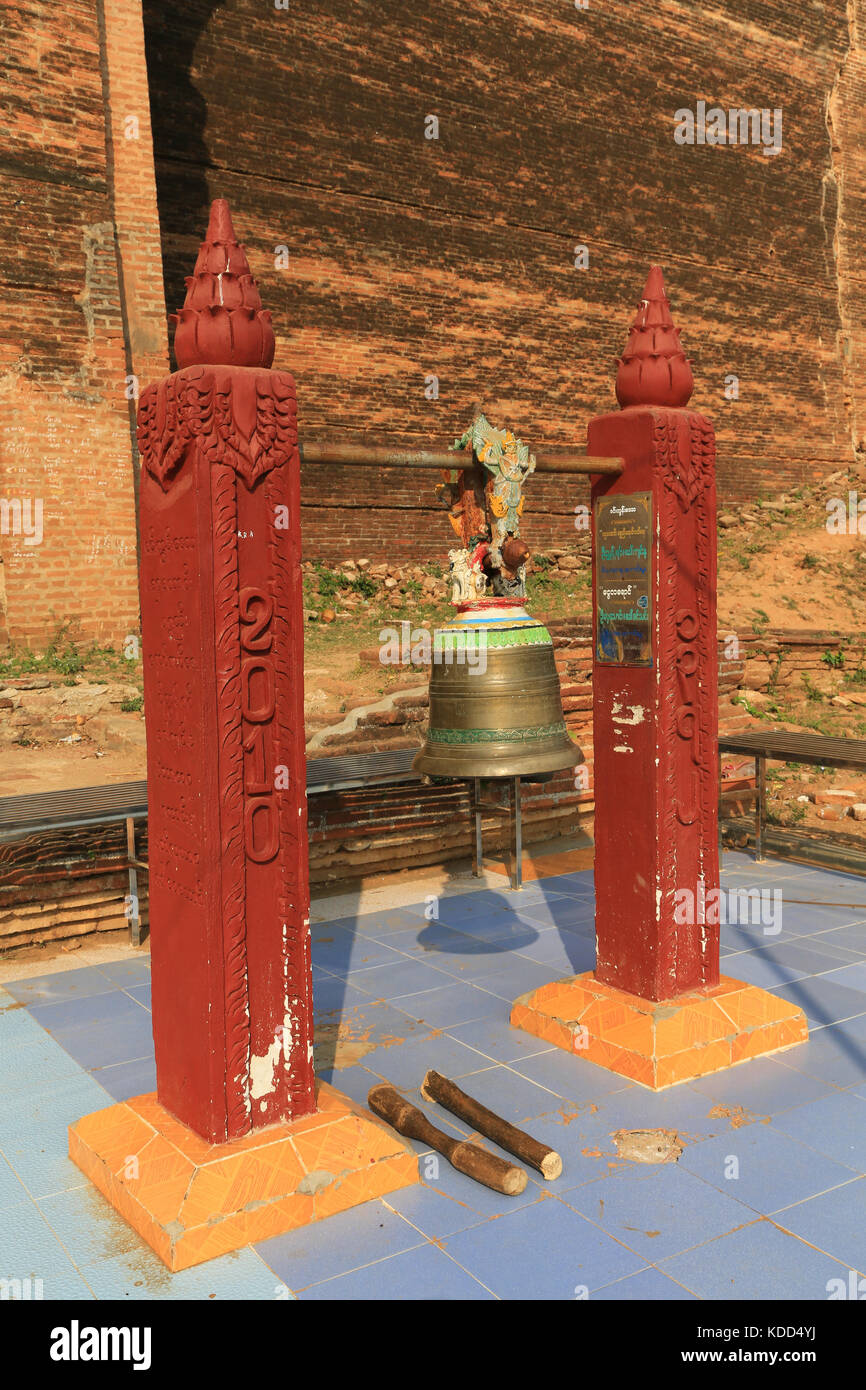 La cloche à l'entrée de la Pagode Daw Gyi Pahto (1790) à Min Kun sur le Fleuve Irrawaddy près de Mandalay au Myanmar (Birmanie). Banque D'Images