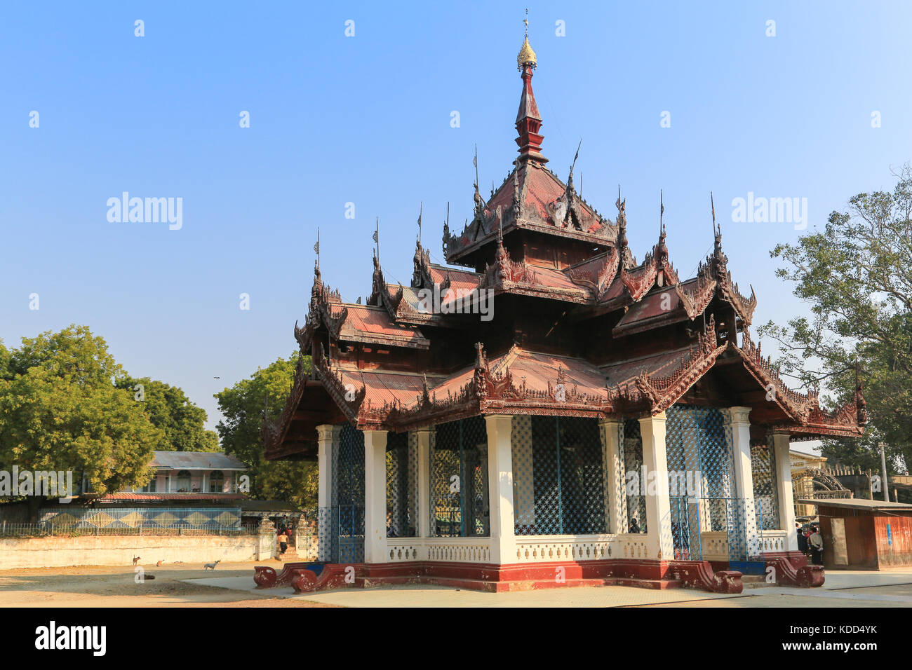 Le bâtiment abritant la cloche de Mingun à Min Kun sur le Fleuve Irrawaddy près de Mandalay au Myanmar (Birmanie). Banque D'Images