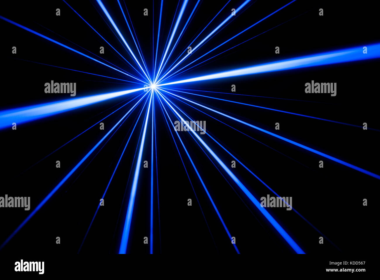 Effet de lumière du faisceau laser bleu sur fond noir photo. Banque D'Images