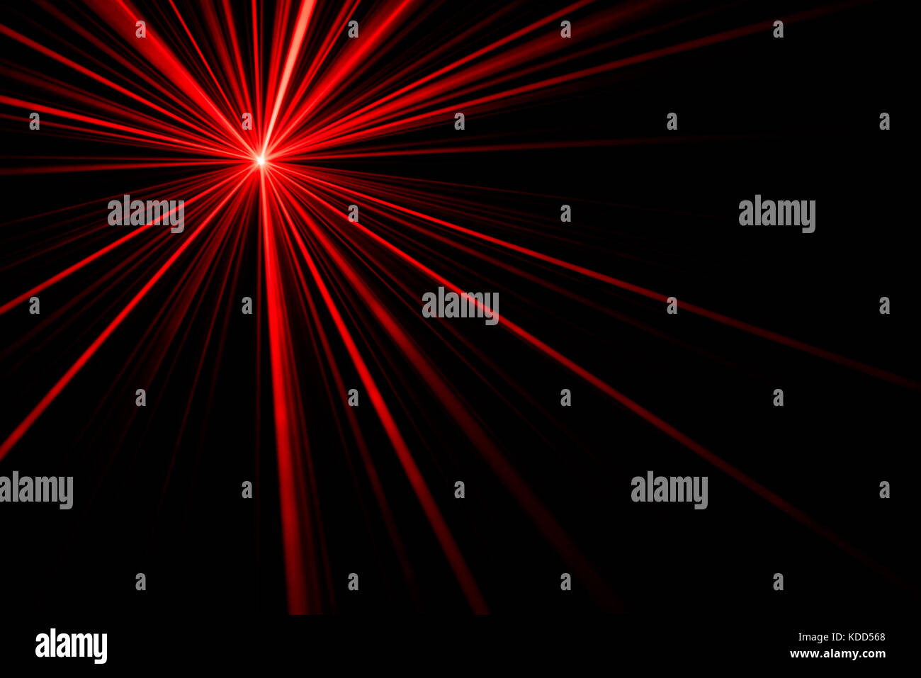 Effet de lumière laser rouge sur fond noir, photo. Banque D'Images