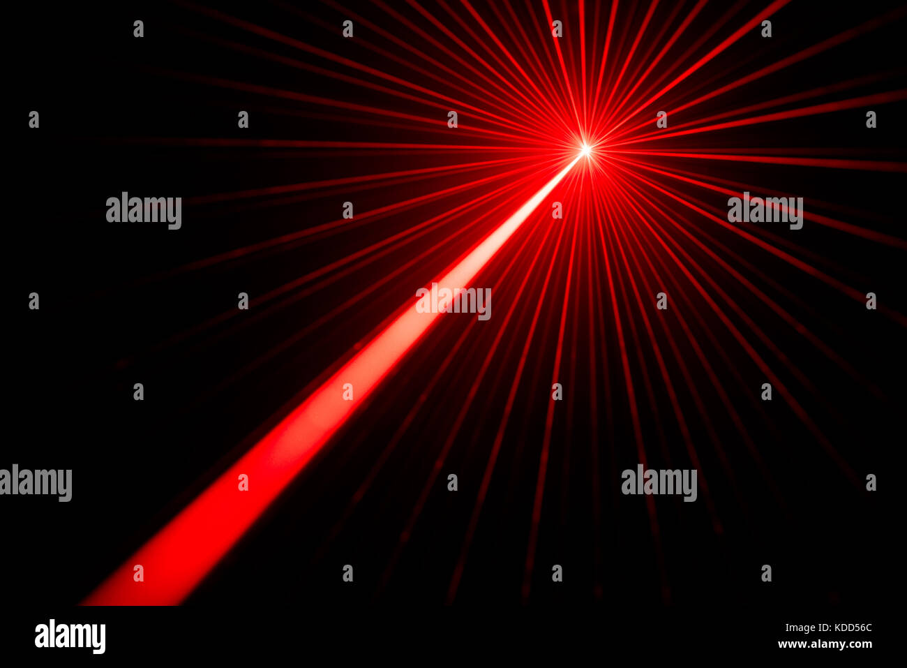 Effet de lumière laser rouge sur fond noir photo. Banque D'Images