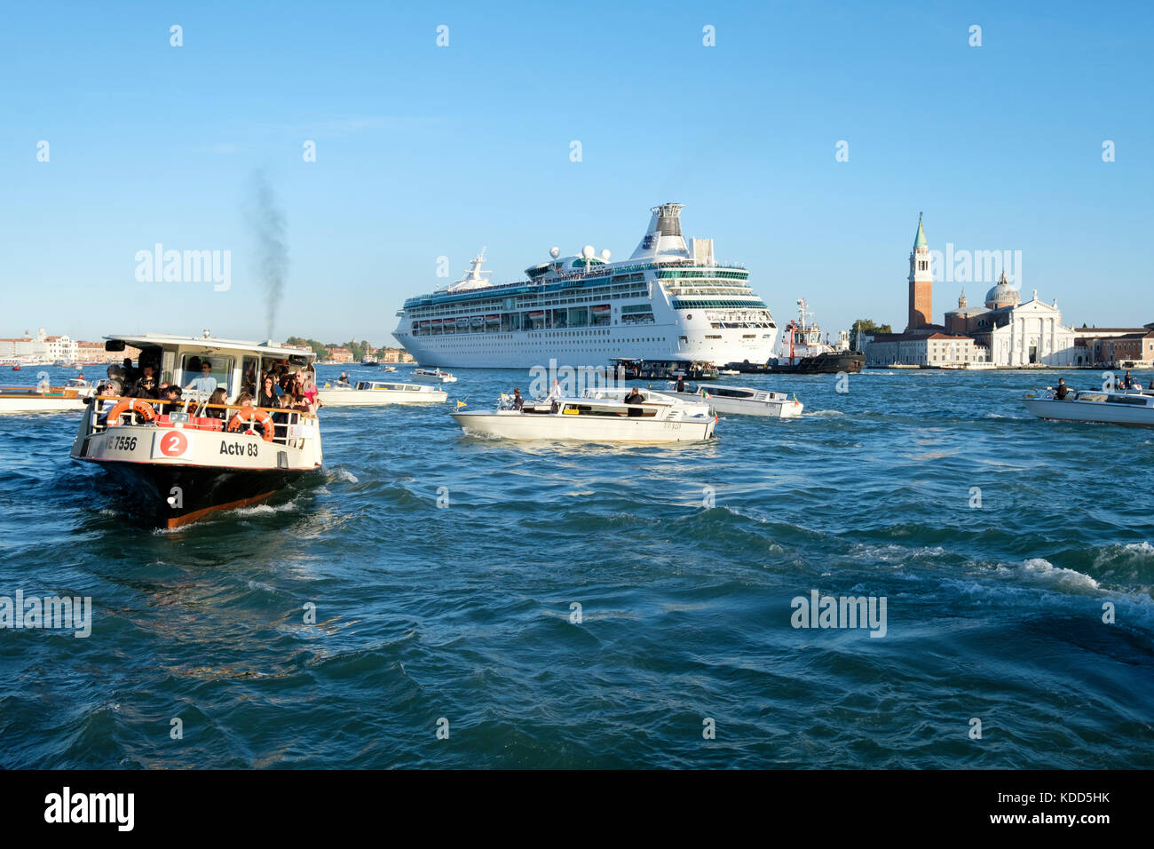 Congestion dans le lagon vénitien alors que le bateau de croisière Royal Caribbean, « Rhapsody of the Seas », passe devant San Giorgio Maggiore. Venise, Ital Banque D'Images