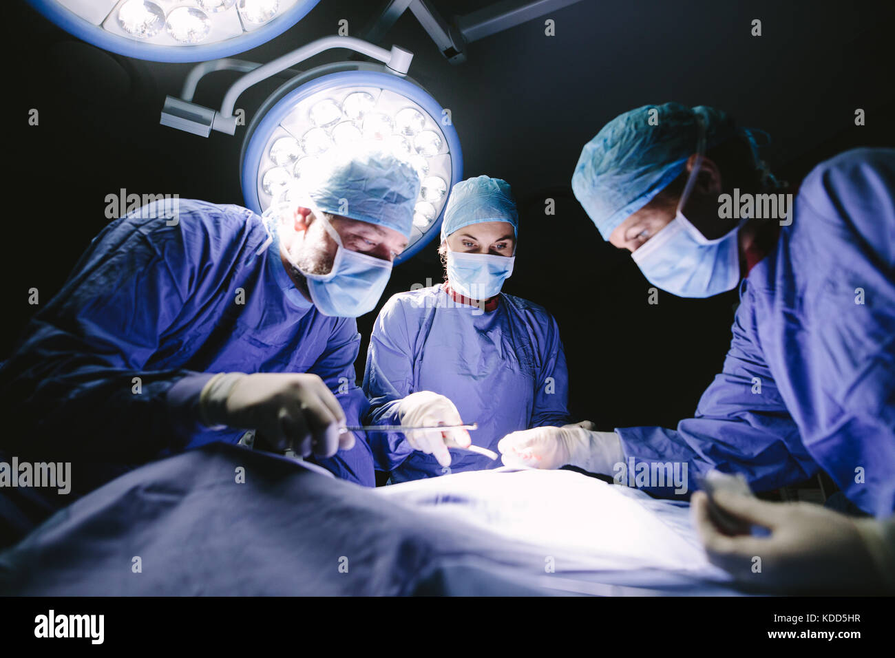 L'équipe médicale d'effectuer la chirurgie dans l'hôpital. Groupe de chirurgien à l'œuvre en salle d'opération. Banque D'Images