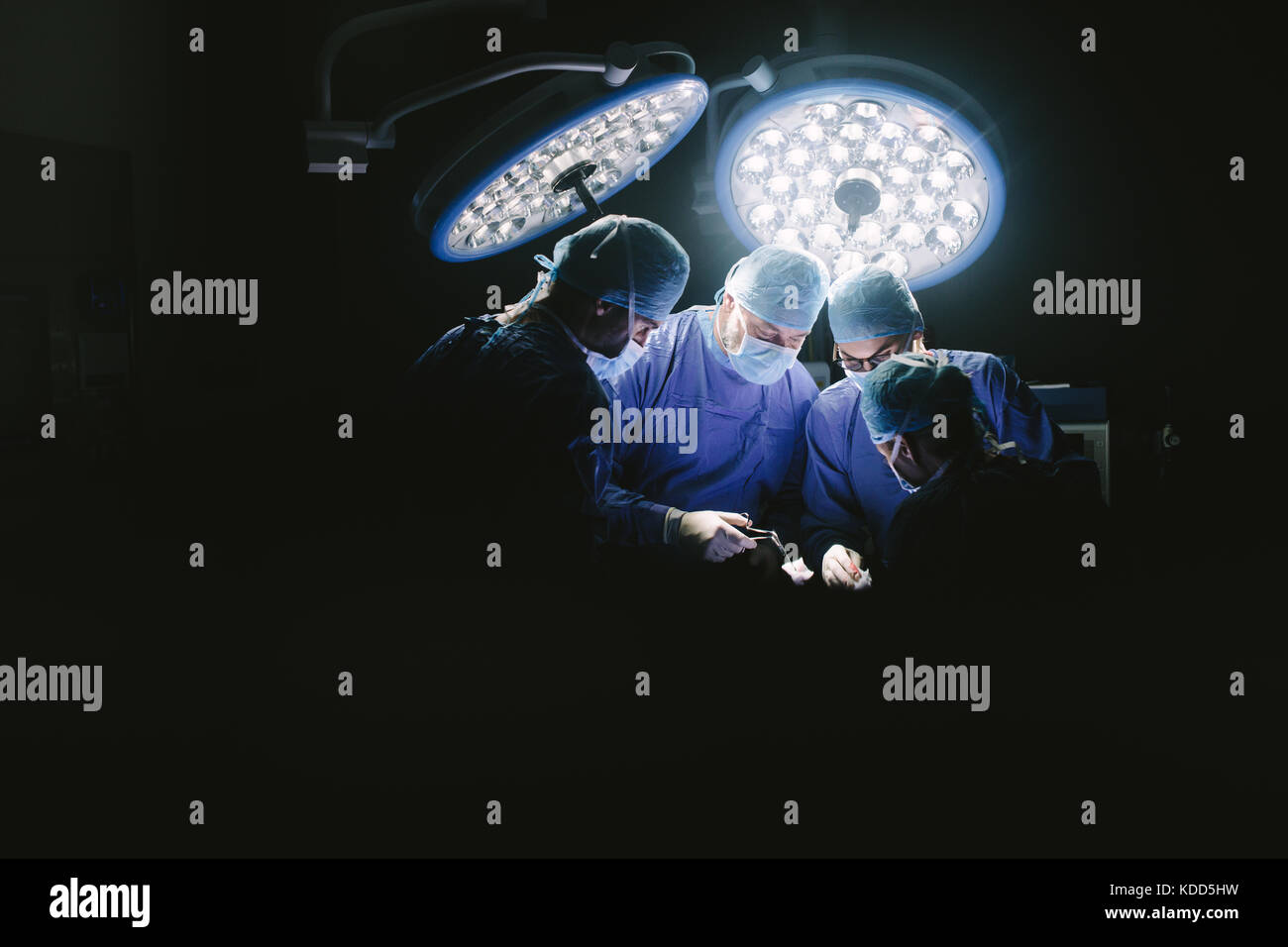 L'équipe médicale professionnelle d'effectuer la chirurgie dans l'hôpital. Groupe de chirurgiens à travailler en salle d'opération. Banque D'Images